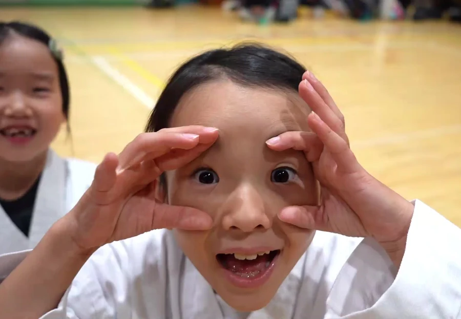 道着姿でカメラに向かって笑顔を見せる子ども